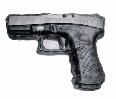 Polštář ve vzhledu automatické pistole Caliber Gourmet Automatic Handgun Pillow. Skvělý dárek pro bezpečnou „polštářovou přestřelku“. Lze prát v pračce.